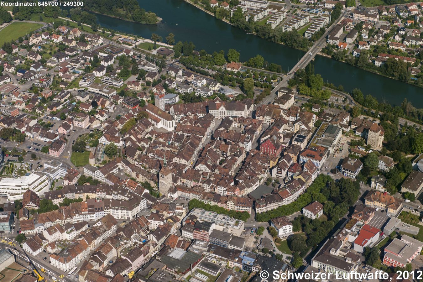 Aarau, Altstadt; Brücke 'Küttigerstrasse'; zwischen Brücke und Inseli: 'Lungo Aare' mit Schachen und dem Albert-Einstein-Weg